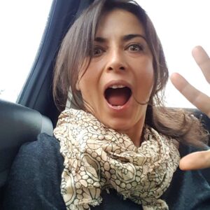 Yeşim Büber Instagram - Bir gün yine trafikte sıkılmışım... ahhh #siyahincidizisi_  #ahhistanbul