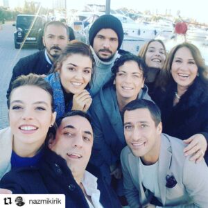 Yeşim Büber Instagram - Biz 😀 #siyahincidizisi__  #handemiyy #tsayisman #berkhakman #nazmikirik #nerimanuğur #melissezen
