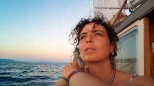 Yeşim Büber Instagram - Son 14 yılımı denizlerde geçirdim. Sabitlikten, bilinenden uzak. Bir çapanın ucunda salınan, manzarası sürekli değişen, doğaya karşı mücadele ile doğayla beraber yaşama arasında var olan o küçük alanda. Mücadele etmek ve uyum sağlamak arasındaki o ince çizgide. Rağmen ile birlikte arasındaki o ince çizgide. 
Rağmen var olduklarımızı tanıyıp, anlayıp onlarla birlikte nispeten daha huzurlu ve ayakları daha yere basan bir yaşam mümkün mü?

#liveaboard #saillife