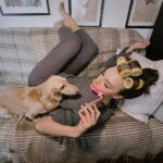 Yekaterina Varnava Instagram - Что ж, в привычку вошло не только саботировать собственный отдых, но и ежедневно юзать Мисс Арриву… на официальном - Miss Arrivo Ghost Premium от @artistic_co.ru. Тот самый самостоятельный домашний уход, который рекомендует мой косметолог и которому не нарадуется моя внутренняя женщина😈