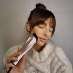 Yekaterina Varnava Instagram - Без лишней лести третий месяц пользуюсь этим японским гаджетом и кайфую жестко. Кто бы мог подумать (я последняя могла бы подумать), что ежедневная работа с мышцами лица может творить чудеса. Пусть вас впечатлит название этого аппарата - Зевс 2 от @artistic_co.ru , а животворящая комбинация токов вдохновит вас на желание попрощаться с неровным цветом лица и отечностью. Про особенности режимов можно узнать из инструкции, но сразу предупреждаю, цвет лампочек не для настроения😂 Зеленый цвет для выравнивания, красный - для лифтинга, синий… пусть для вас это будет приятным сюрпризом. В общем, всем спасибо за внимание, ушла🙂
