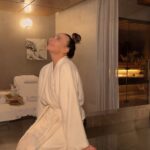 Yekaterina Varnava Instagram - Категорически предупреждаю триста раз подумать перед тем, как дарить что-либо тем, кому за 30😅 Цветы, одежда, телефоны… это все красиво. Но! если вы хотите увидеть по-настоящему счастливого тридцатилетнего, то подойдите к выбору практичнее. Реакция от подаренного чекапа всего организма, да еще на спа-курорте от клиники HELMS @helms_club в центре столицы накроет счастьем и вас✨ За один день разные специалисты в одном месте проводят диагностику и выдают единое заключение, единый список назначений, единый список рекомендаций. Самое приятное, что ты проходишь обследование в совершенно очаровательном приятном пространстве, где можешь и позавтракать, и укладку сделать, и отдохнуть в спа-зоне не без помощи релаксирующих процедур для тела и души💦 Мне нравится, мне подходит, я в полной экзальтации, потому что в пространстве HELMS заглушает любую ретроградность🎄✨ С наступающими праздниками, берегите себя и своих близких🤍