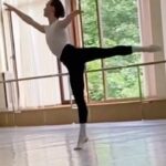 Yekaterina Varnava Instagram - На видео мой племянник Гоша-моя личная гордость❤️❤️❤️ Я счастлива, что он занимается тем, что любит и во что верит! Меняется мир кардинально, а вместе с ним - правила. Только вы сами в праве выбирать, как вам жить и куда направляться. Ищите свой путь по своему сердцу, по своим мыслям, по своим чувствам. Никто сегодня не знает как правильно. Но я очень хочу пожелать каждому из вас находить вдохновение снова и снова, всегда мечтать и не сомневаться, что ваши мечты сбудутся! И воплощать их будете вы сами.. только мы сами❤️