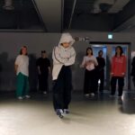 Yell Instagram - A simple toprockin to @dojacat 's song! It was the first breaking class at @1milliondance I tried, thank u for enjoying&learning my own style! 이 노래를 듣고 유명한 틱톡 안무보다 탑락이 먼저 밟히던 저는 아무래도 확신의 비걸 생각보다 많은 분들이 좋아해주셔서 어렵지 않은 난이도로 브레이킹 클래스를 진행해보려해요! 앞으로도 많관부🌸 #DojaCat - Paint the town red Danced with @wild_raon @miyao_sujung