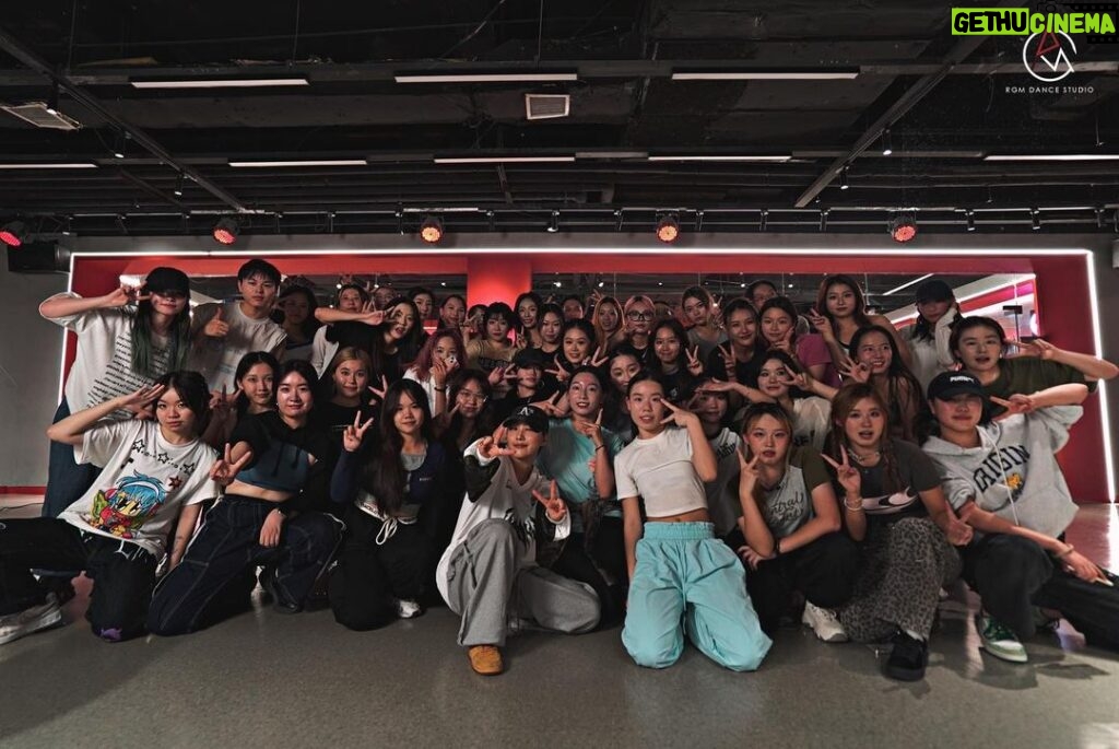 Yeojin Instagram - 💃 Thank you china 🇨🇳 Shenzhen -> wuhan -> Shenyang It was nice to receive a lot of welcome from China, which I visited after a long time. See you next time! #yeojin #dancer #china #workshop