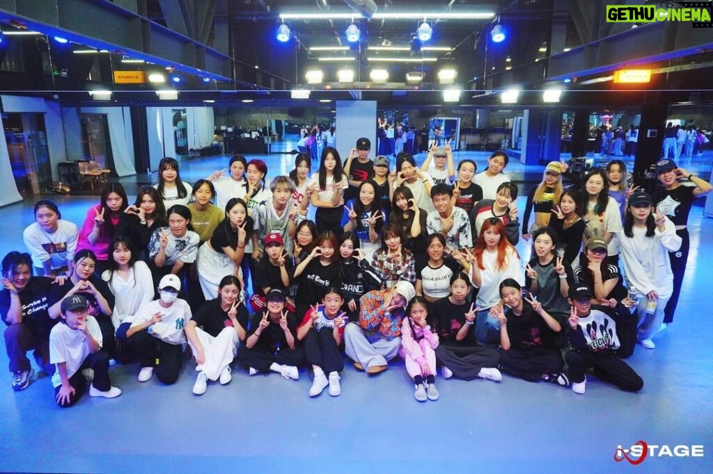 Yeojin Instagram - 💃 Thank you china 🇨🇳 Shenzhen -> wuhan -> Shenyang It was nice to receive a lot of welcome from China, which I visited after a long time. See you next time! #yeojin #dancer #china #workshop
