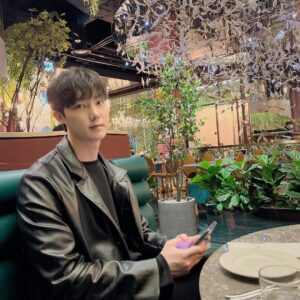 Yeon Seung-ho Instagram - You just have to enjoy your life with the people you like🌿