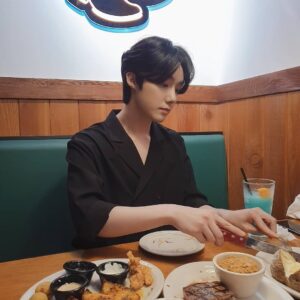 Yeon Seung-ho Instagram - Happiness is eating delicious food and having fun!🍗🥗
Eat delicious food and let's all cheer up!💙