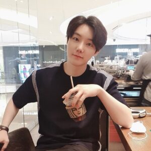 Yeon Seung-ho Instagram - Even if someone or something bothers me, let's smile and get through it!😋
That's my destiny, too!👊
I can't lose my life to fate! ✌🏻
We're stronger than anyone else!👍💚