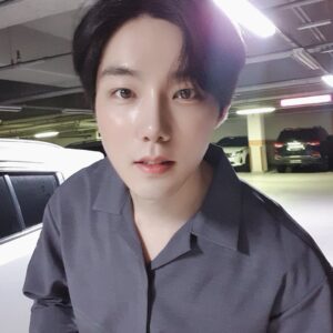 Yeon Seung-ho Instagram - You just have to smile and do your best with people who love you and love you.💚

A lot of thoughts can be poisonous, so just smile while feeling the joy of now!💙