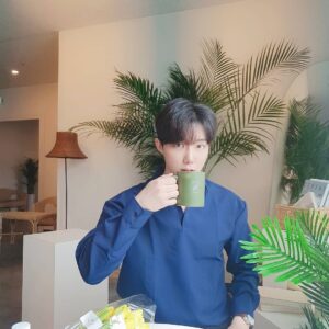 Yeon Seung-ho Instagram - Let's laugh while enjoying small happiness even if we are tired and tired!