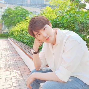 Yeon Seung-ho Instagram - People need support and backbone, and loyalty is important.

Those who hurt and gossip about others will get as much back and have no further progress.

That's the way of the world.

I will live a life of more reward for those who believe in that reason and love me.💚

Thank you always for supporting me and I love you.💙