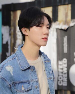 Yeon Seung-ho Instagram - #협찬
-
다가오는 봄에는 역시 #청자켓 #청청패션 

제가 사랑하는 #데님 💙 
#데님 은 #필로그램 👍

photo by @givethinkyou 

The cold winter will pass with time, and the warm spring will welcome you.