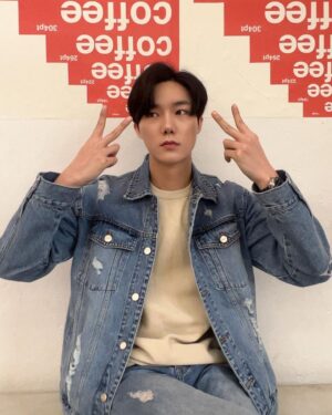 Yeon Seung-ho Instagram - #협찬
-
다가오는 봄에는 역시 #청자켓 #청청패션 

제가 사랑하는 #데님 💙 
#데님 은 #필로그램 👍

photo by @givethinkyou 

The cold winter will pass with time, and the warm spring will welcome you.