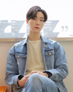 Yeon Seung-ho Instagram - #협찬
-
다가오는 봄에는 역시 #청자켓 #청청패션 

제가 사랑하는 #데님 💙 
#데님 은 #필로그램 👍

photo by @givethinkyou 

The cold winter will pass with time, and the warm spring will welcome you.