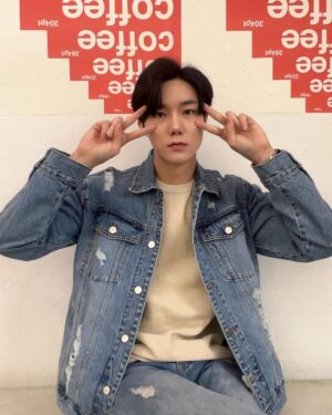 Yeon Seung-ho Instagram - #협찬
-
다가오는 봄에는 역시 #청자켓 #청청패션 

제가 사랑하는 #데님 💙 
#데님 은 #필로그램 👍

photo by @givethinkyou 

The cold winter will pass with time, and the warm spring will welcome you.