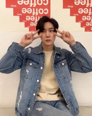 Yeon Seung-ho Instagram - #협찬
-
다가오는 봄에는 역시 #청자켓 #청청패션 

제가 사랑하는 #데님 💙 
#데님 은 #필로그램 👍

photo by @givethinkyou 

The cold winter will pass with time, and the warm spring will welcome you.