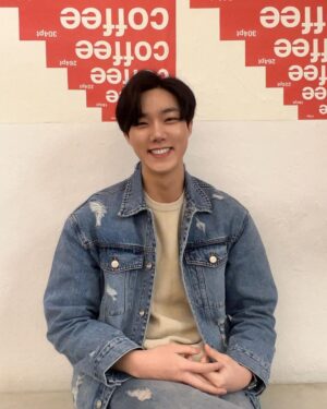Yeon Seung-ho Instagram - #협찬
-
다가오는 봄에는 역시 #청자켓 #청청패션 

제가 사랑하는 #데님 💙 
#데님 은 #필로그램 👍

photo by @givethinkyou 

The cold winter will pass with time, and the warm spring will welcome you.