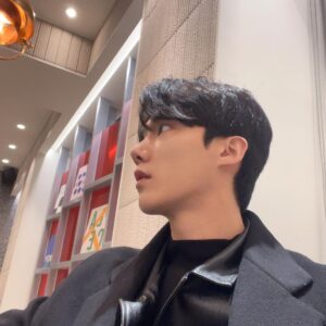 Yeon Seung-ho Instagram - -
Respect yourself and others will respect you.