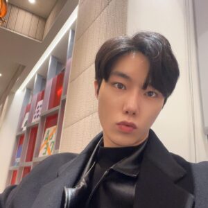 Yeon Seung-ho Instagram - -
Respect yourself and others will respect you.