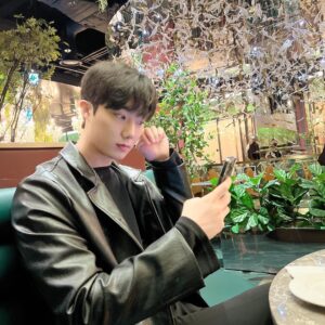 Yeon Seung-ho Instagram - You just have to enjoy your life with the people you like🌿