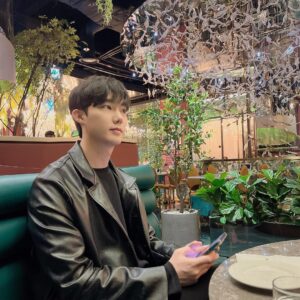 Yeon Seung-ho Instagram - You just have to enjoy your life with the people you like🌿