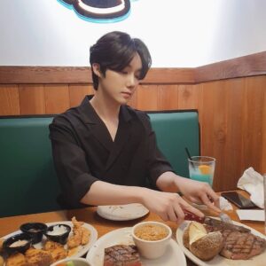 Yeon Seung-ho Instagram - Happiness is eating delicious food and having fun!🍗🥗
Eat delicious food and let's all cheer up!💙