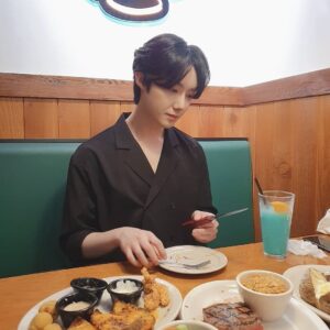 Yeon Seung-ho Instagram - Happiness is eating delicious food and having fun!🍗🥗
Eat delicious food and let's all cheer up!💙