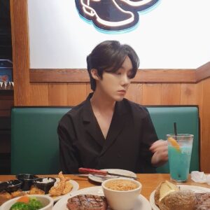 Yeon Seung-ho Instagram - Happiness is eating delicious food and having fun!🍗🥗
Eat delicious food and let's all cheer up!💙