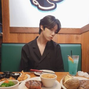 Yeon Seung-ho Instagram - Happiness is eating delicious food and having fun!🍗🥗
Eat delicious food and let's all cheer up!💙