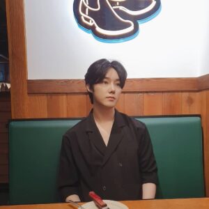 Yeon Seung-ho Instagram - Happiness is eating delicious food and having fun!🍗🥗
Eat delicious food and let's all cheer up!💙