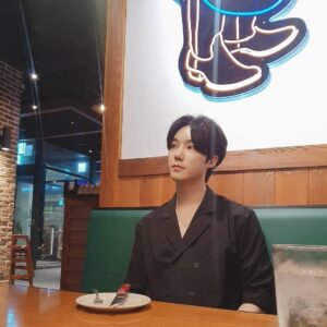 Yeon Seung-ho Instagram - Happiness is eating delicious food and having fun!🍗🥗
Eat delicious food and let's all cheer up!💙