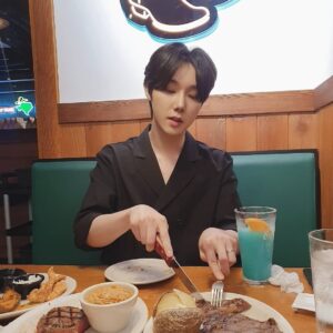 Yeon Seung-ho Instagram - Happiness is eating delicious food and having fun!🍗🥗
Eat delicious food and let's all cheer up!💙