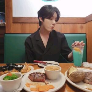 Yeon Seung-ho Instagram - Happiness is eating delicious food and having fun!🍗🥗
Eat delicious food and let's all cheer up!💙