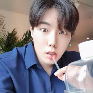 Yeon Seung-ho Instagram - Maybe there will be another crisis when you overcome the difficult crisis. 
But it's all right. 
We don't lose to those crises and we just have to get through them again. 
Because you're stronger than I thought! 
And happier days will pay you back after that! 
Let's shake everything off and have a good start! 
Don't dwell on what's past! 
You can do it!😋💙