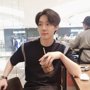 Yeon Seung-ho Instagram - Even if someone or something bothers me, let's smile and get through it!😋
That's my destiny, too!👊
I can't lose my life to fate! ✌🏻
We're stronger than anyone else!👍💚