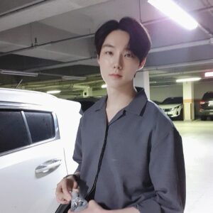 Yeon Seung-ho Instagram - You just have to smile and do your best with people who love you and love you.💚

A lot of thoughts can be poisonous, so just smile while feeling the joy of now!💙