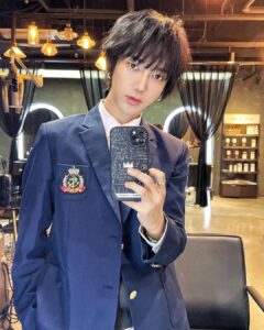 Yesung Instagram - Aku kembali ke sekolah. Apakah dia siswa SMP atau SMA? 😜