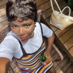 Yolanda Tati Instagram - Tou de Look novo e tou no BRASIU, siu, siuuu… É isso, um beijo da Anitta. 🇧🇷✌🏾😎🥳 @casaluzparaty melhor escolha! Amor e uma Cabana no meio da Mata Atlântica, de frente pro oceano… O paraíso existe e Deus é brasileiro 🤍 Paraty, Rio de Janeiro, Brasil