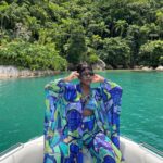 Yolanda Tati Instagram - I’m sorry, but this look deserves a post 😮‍💨✨🌴💙🥂 Found the perfect full set combo for a bubbly boat weekend in Brazil. Your rich aunt directly from the tropics 🫶🏾 Madly in love @rendollofficial 💌 GOSTARAM??? Ilha dos Cocos