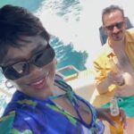Yolanda Tati Instagram - I’m sorry, but this look deserves a post 😮‍💨✨🌴💙🥂 Found the perfect full set combo for a bubbly boat weekend in Brazil. Your rich aunt directly from the tropics 🫶🏾 Madly in love @rendollofficial 💌 GOSTARAM??? Ilha dos Cocos