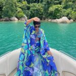Yolanda Tati Instagram - I’m sorry, but this look deserves a post 😮‍💨✨🌴💙🥂 Found the perfect full set combo for a bubbly boat weekend in Brazil. Your rich aunt directly from the tropics 🫶🏾 Madly in love @rendollofficial 💌 GOSTARAM??? Ilha dos Cocos