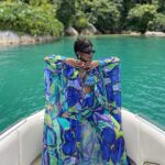 Yolanda Tati Instagram - I’m sorry, but this look deserves a post 😮‍💨✨🌴💙🥂 Found the perfect full set combo for a bubbly boat weekend in Brazil. Your rich aunt directly from the tropics 🫶🏾 Madly in love @rendollofficial 💌 GOSTARAM??? Ilha dos Cocos