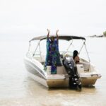 Yolanda Tati Instagram - I’m sorry, but this look deserves a post 😮‍💨✨🌴💙🥂 Found the perfect full set combo for a bubbly boat weekend in Brazil. Your rich aunt directly from the tropics 🫶🏾 Madly in love @rendollofficial 💌 GOSTARAM??? Ilha dos Cocos