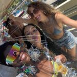 Yolanda Tati Instagram - MACETANDO, MACETANDO… Versos de Ipanema à Marina da Glória. Entre o Amor e a Loucura. O Carnaval do Rio é um renascimento 🥳🇧🇷🥥🥂🌴🕺🏾✨🪩🛥️🏝️🌡️ FELIZ CARNAVAL, MEUS AMORES!!!!!! ❤️‍🔥 Ipanema Beach