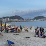 Yolanda Tati Instagram - MACETANDO, MACETANDO… Versos de Ipanema à Marina da Glória. Entre o Amor e a Loucura. O Carnaval do Rio é um renascimento 🥳🇧🇷🥥🥂🌴🕺🏾✨🪩🛥️🏝️🌡️ FELIZ CARNAVAL, MEUS AMORES!!!!!! ❤️‍🔥 Ipanema Beach