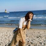 Yoon Bo-ra Instagram - 바다 가고싶다 🌊🌊