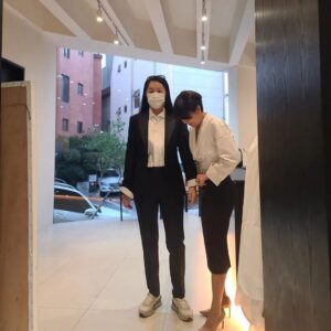 Yoon Ji-min Instagram - 남자턱시도 피팅하다 사랑에 빠졌어요
남편한테 사랑에 빠져야하는데ㅋㅋㅋ
.
.
#tvn
#우리들의차차차
#쌈바부부
#권해성 
#윤지민
그리고
#로드앤테일러
#장부자대표님 
#🙏