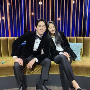 Yoon Ji-min Instagram - 남자턱시도 피팅하다 사랑에 빠졌어요
남편한테 사랑에 빠져야하는데ㅋㅋㅋ
.
.
#tvn
#우리들의차차차
#쌈바부부
#권해성 
#윤지민
그리고
#로드앤테일러
#장부자대표님 
#🙏