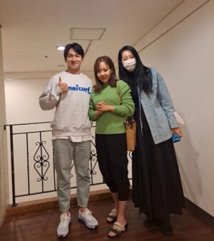 Yoon Ji-min Instagram - 오랬만에 연극 데이트갔다가
눈물 펑펑😭
책으로도 읽고
영화로도 봤는데
이렇게 짜임새있게 감동주기있기없기
공감되고 위로받고 힐링되고..
유진아 고마워~~~~💚
연희두 반가웠어~~~💚
.
.
#연극 #82년생김지영 
#천상배우 #소유진 
#천사강림 #이연희
#나무늘보 #권해성
#얼핏보면이대은 #윤지민 #ㅋㅋㅋ